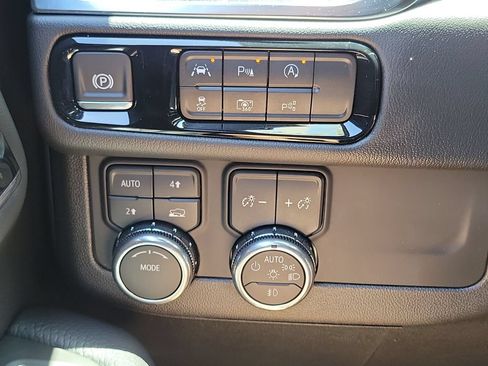 Used 2026 GMC Yukon Denali w/ Sun & Power Step Package AWD/4WD image 18