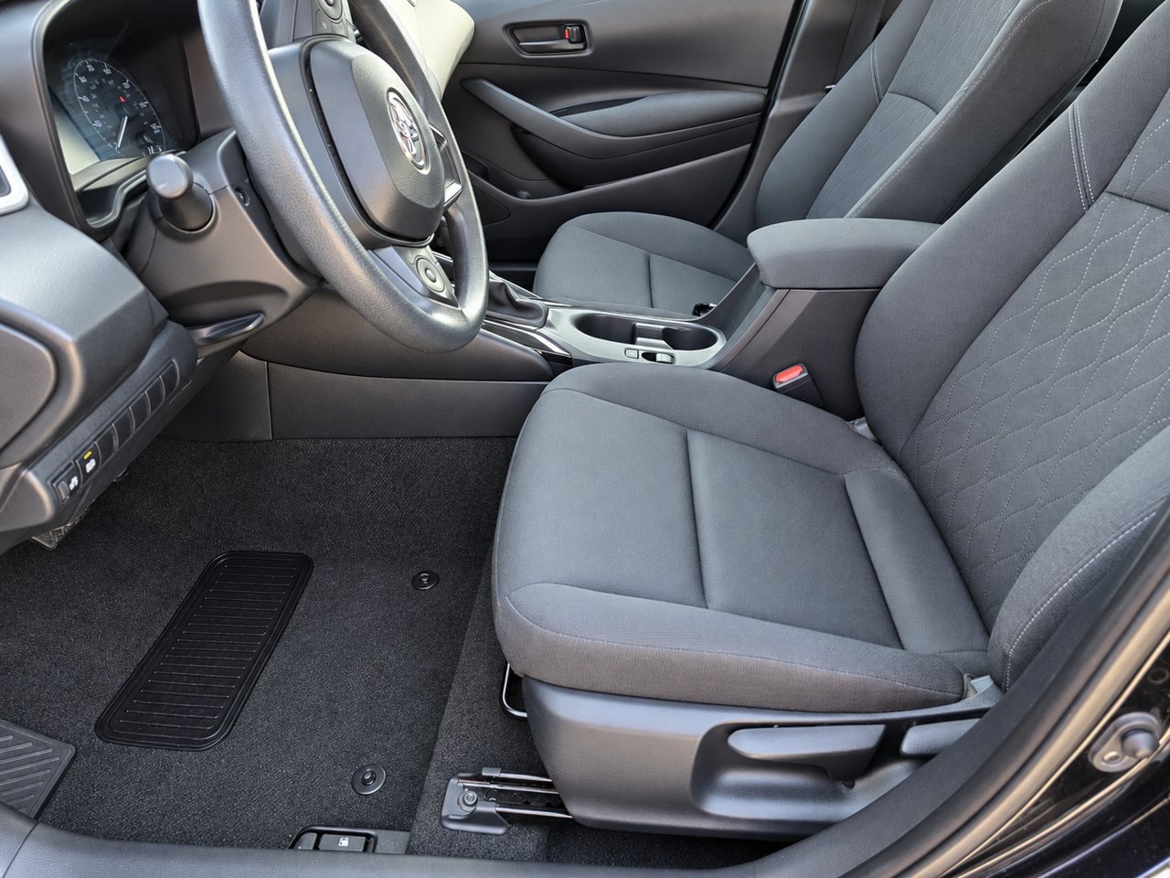 Used 2025 Toyota Corolla LE FWD image 7