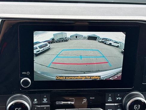 Used 2025 Toyota Highlander LE FWD image 23