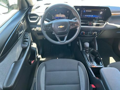 Used 2025 Chevrolet TrailBlazer LT FWD image 9