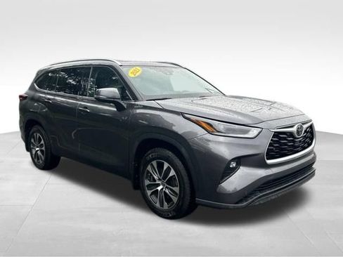 Used 2021 Toyota Highlander XLE AWD/4WD image 7