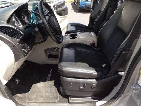 Used 2017 Dodge Grand Caravan SXT FWD image 13