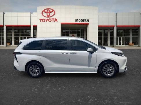 Certified 2023 Toyota Sienna XLE FWD image 4