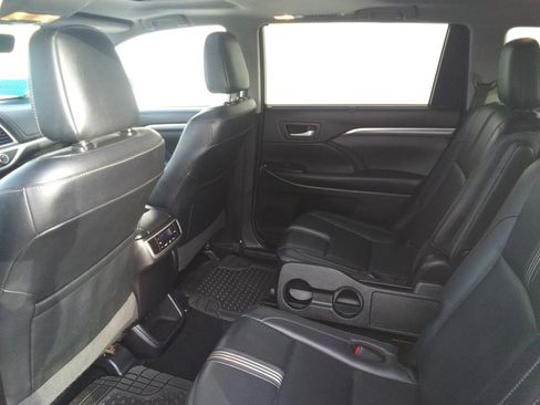 Used 2017 Toyota Highlander AWD V6 image 11
