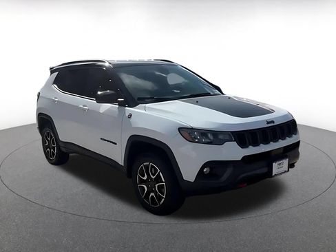 Used 2025 Jeep Compass Trailhawk AWD/4WD image 3
