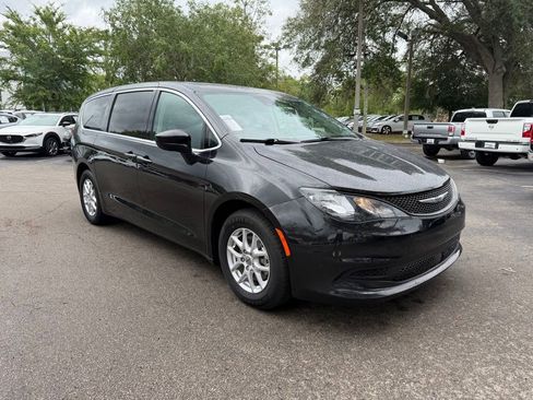 Used 2023 Chrysler Voyager LX FWD image 1