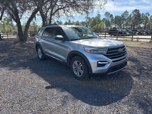 Used 2022 Ford Explorer XLT w/ Equipment Group 202A image 7