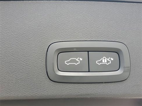 Used 2021 Volvo XC40 T4 Momentum w/ Premium Package image 10