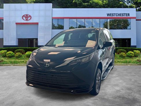 Used 2026 Toyota Sienna LE FWD image 4
