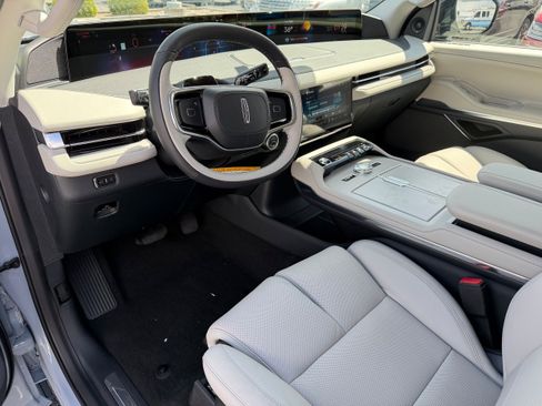New 2026 Lincoln Navigator L Reserve AWD/4WD image 9