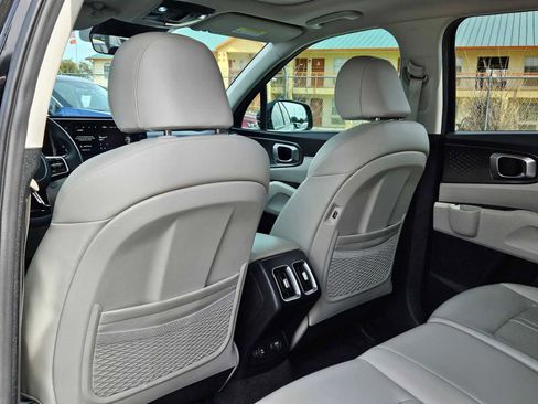 Certified 2023 Kia Sorento S w/ Panoramic Sunroof Package image 17