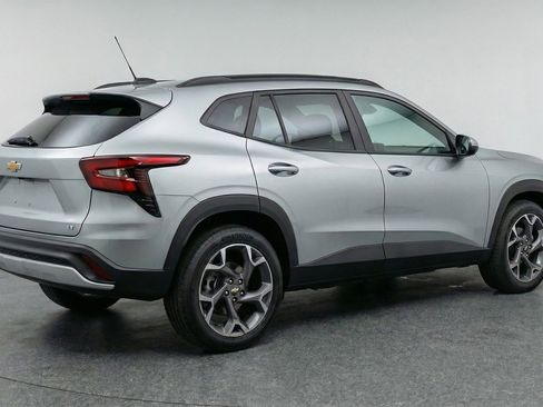 Used 2025 Chevrolet Trax LT w/ LT Convenience Package FWD image 9