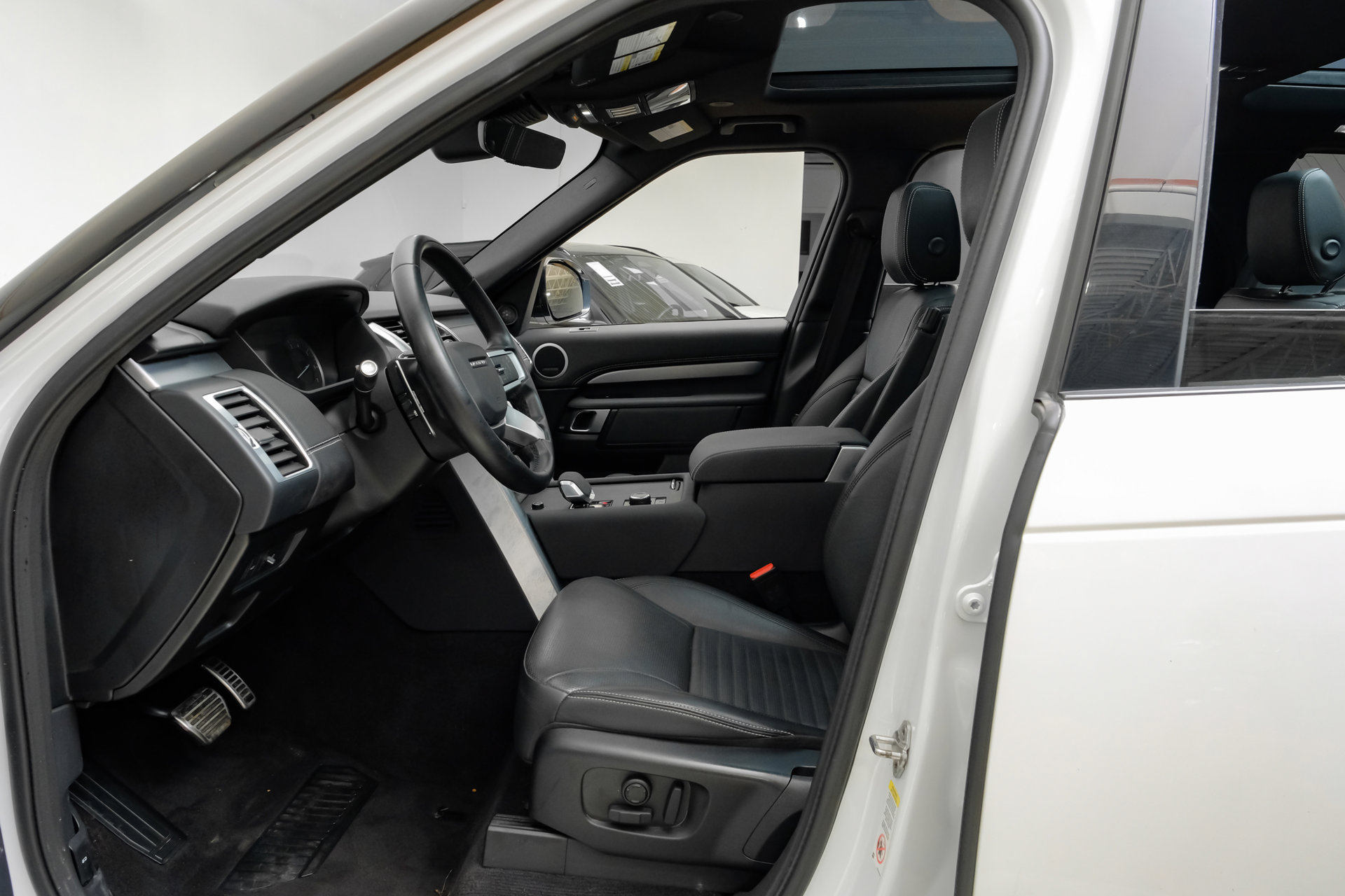 Used 2023 Land Rover Discovery S R-Dynamic AWD/4WD image 4