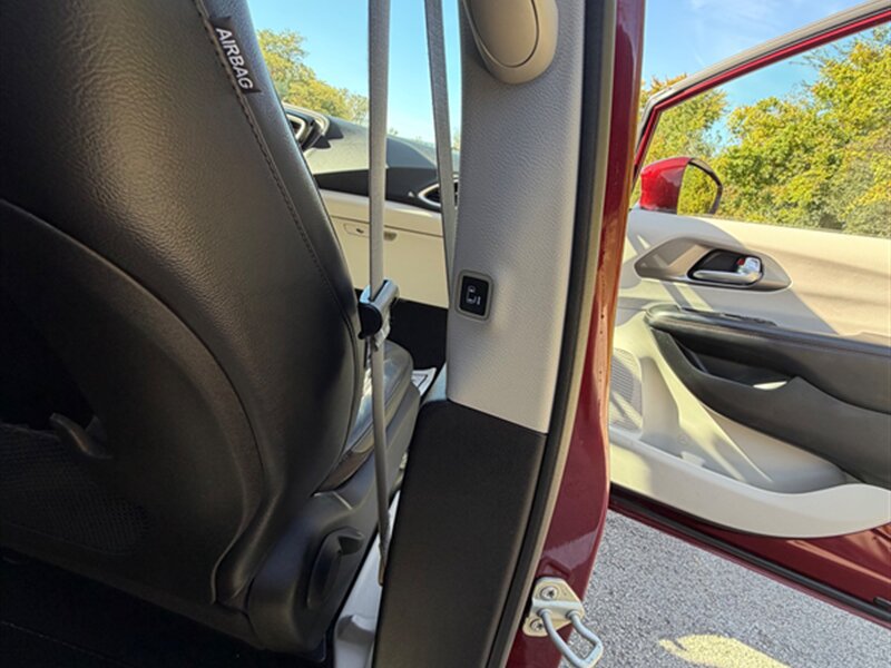Used 2020 Chrysler Pacifica Touring-L FWD image 25