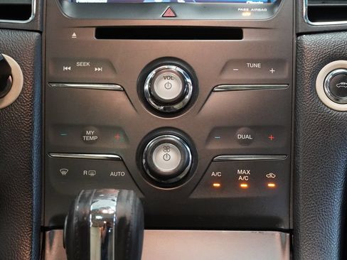Used 2013 Ford Taurus SEL FWD image 21