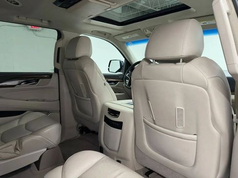 Used 2019 Cadillac Escalade Luxury RWD image 13