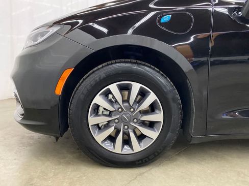 Used 2024 Chrysler Pacifica Limited FWD image 9