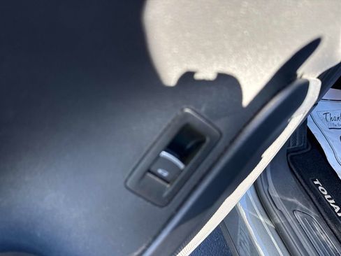 Used 2016 Volkswagen Touareg Sport image 22