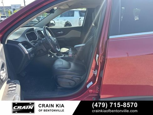Used 2016 Jeep Cherokee Latitude w/ Cold Weather Group FWD image 11