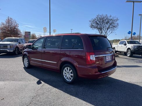 Used 2013 Chrysler Town & Country Touring image 6