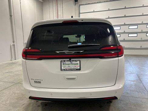 New 2027 Chrysler Pacifica Select FWD image 7