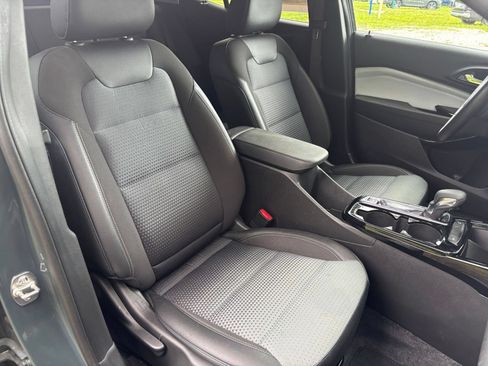 Used 2025 Chevrolet Trax LT w/ LT Convenience Package FWD image 34