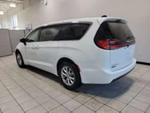 New 2026 Chrysler Pacifica Select FWD image 5