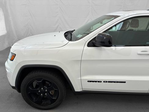 Used 2019 Jeep Grand Cherokee Laredo AWD/4WD image 3