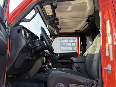 Used 2018 Jeep Wrangler Unlimited Sahara image 12