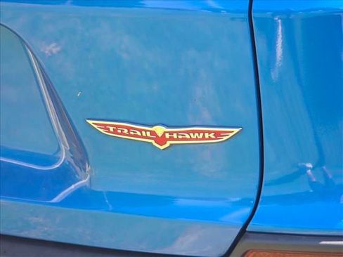 Used 2019 Jeep Cherokee Trailhawk w/ Cold Weather Group AWD/4WD image 8