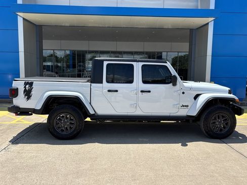 Used 2024 Jeep Gladiator Sport AWD/4WD image 2