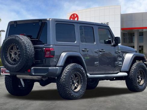 Used 2018 Jeep Wrangler Unlimited Sahara AWD/4WD image 4