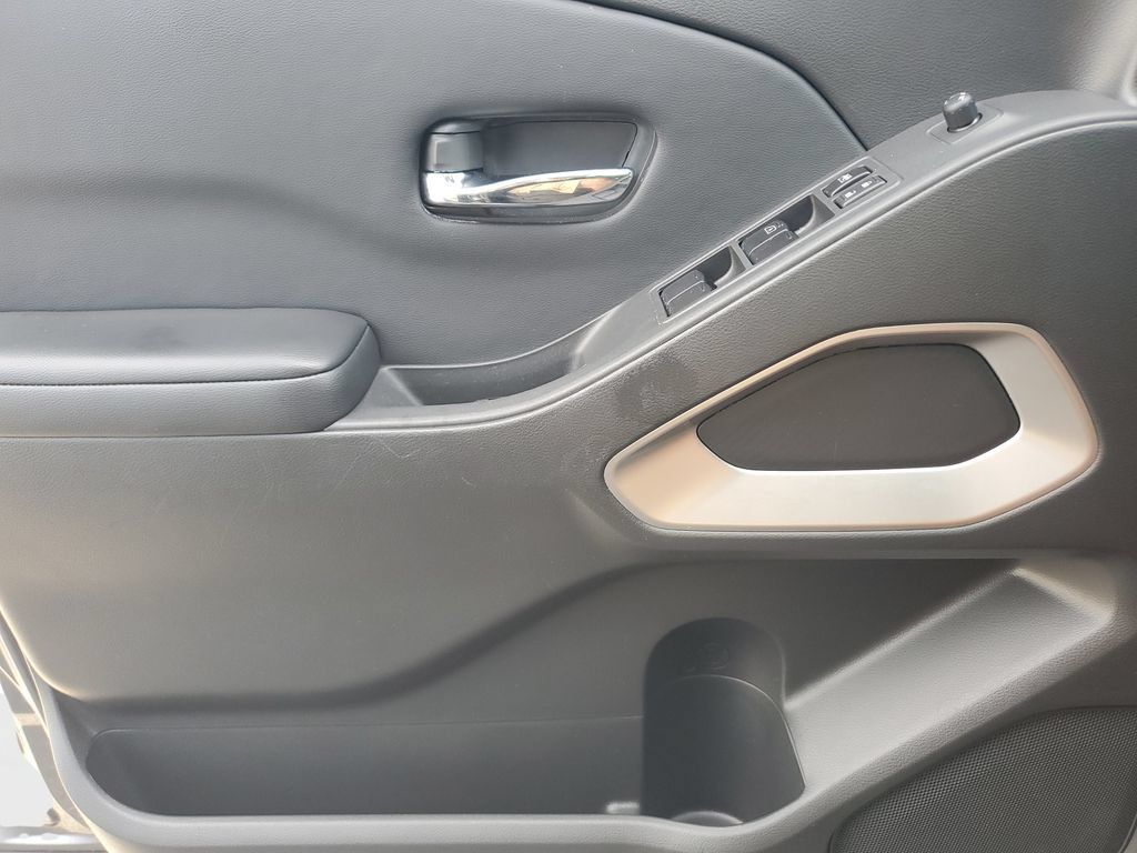 Certified 2025 Nissan Frontier SV RWD image 18