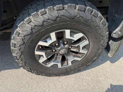 Used 2021 Toyota Tacoma TRD Off-Road AWD/4WD image 10