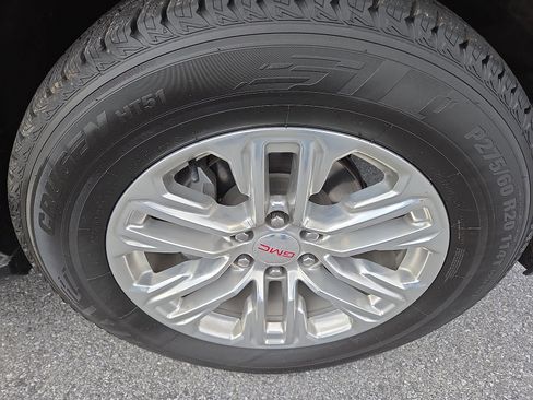 Used 2024 GMC Yukon SLT AWD/4WD image 9