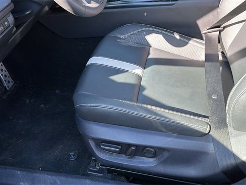 Used 2025 Toyota Camry SE image 10