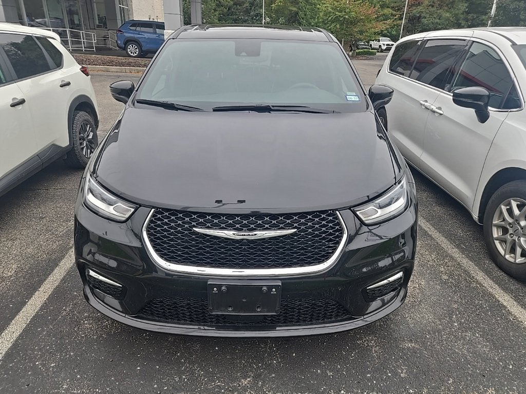 Used 2026 Chrysler Pacifica Limited FWD image 3