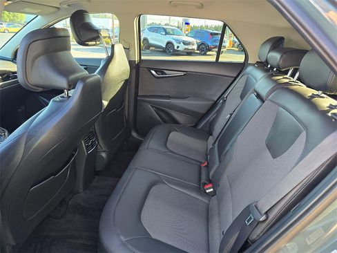 Used 2023 Kia Niro EX image 10