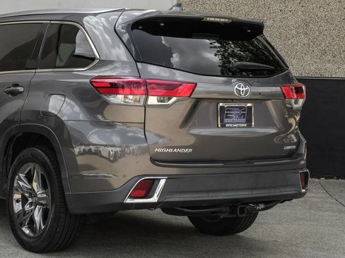 Used 2017 Toyota Highlander Limited Platinum FWD image 12