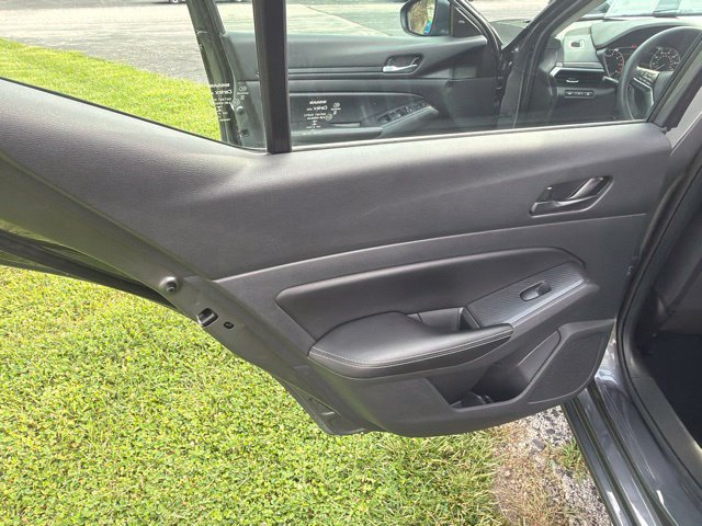 Used 2024 Nissan Altima 2.5 SV FWD image 12
