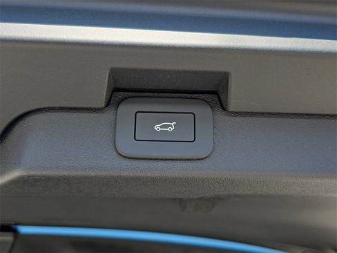 New 2025 Land Rover Discovery S image 14