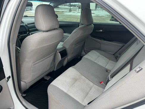 Used 2014 Toyota Camry L image 9