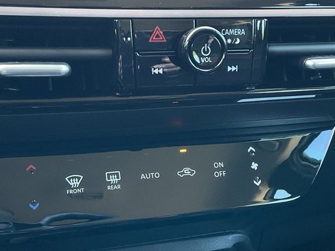 New 2025 Nissan Kicks SR image 32