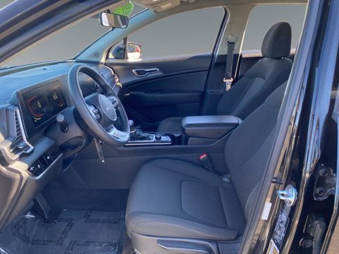 Used 2024 Kia Sportage LX image 9