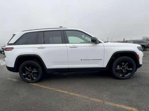 Used 2023 Jeep Grand Cherokee Altitude AWD/4WD image 9