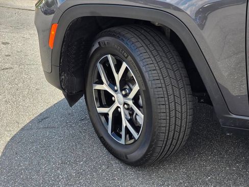 Used 2025 Jeep Grand Cherokee Limited AWD/4WD image 27