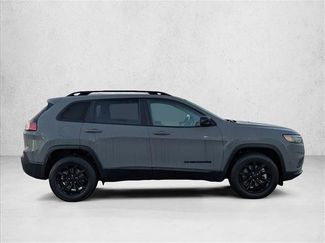 Used 2023 Jeep Cherokee Altitude Lux video 4