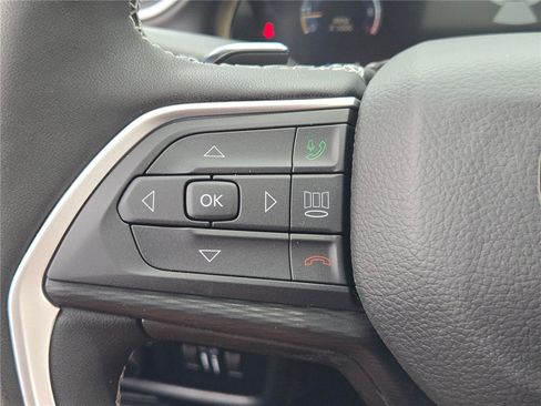 New 2025 Jeep Grand Cherokee Altitude image 33