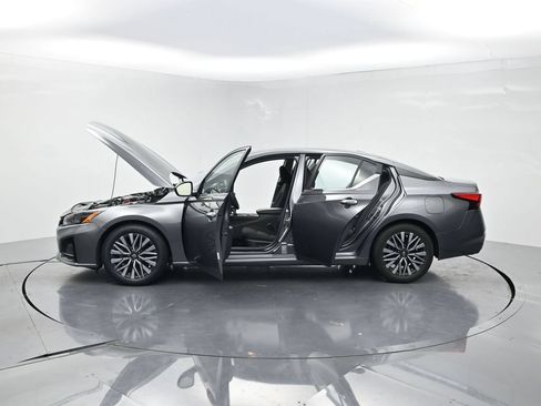 Used 2024 Nissan Altima 2.5 SV FWD image 28