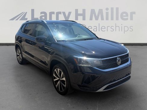 Used 2024 Volkswagen Taos SE w/ Panoramic Sunroof Package FWD image 6